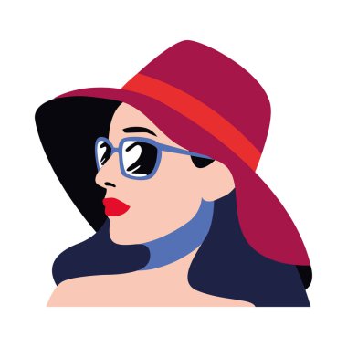 Şapkalı ve güneş gözlüklü güzel bir kadın.