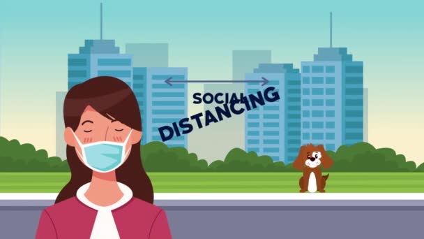 Социальная кампания дистанцирования с женщиной в маске на улице — стоковое видео