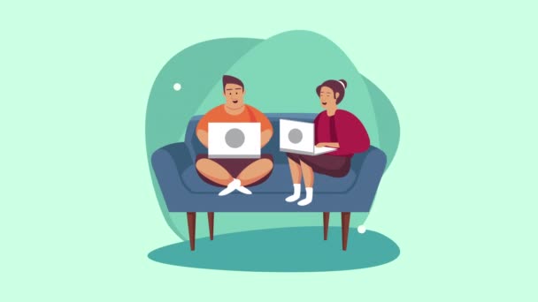 Ficar em casa campanha com casal usando laptop na sala de estar — Vídeo de Stock