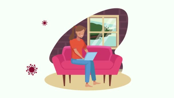 Остаться дома с женщиной с ноутбуком на диване — стоковое видео