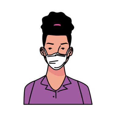 Tıbbi maske kullanan genç bir kadın.