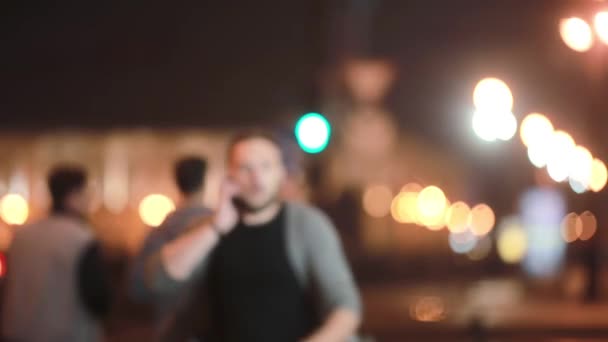 Un hombre emocional apurado. Un hombre corriendo a alguna parte, hablando por teléfono. Buscando una dirección a toda prisa . — Vídeos de Stock