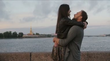 Güzel çift içinde çevresinde swirling gülümseyerek, Peter ve Paul Fortress, arka plan, yavaş mo nehirde öpüşme tr