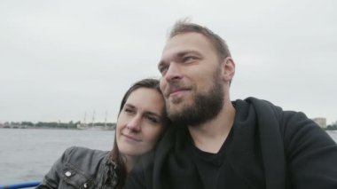 Mutlu bir çift söz. Kadın adam s omzuna yaslanmış. Birlikte vaktinizi severler. Köprü ve su, yavaş mo