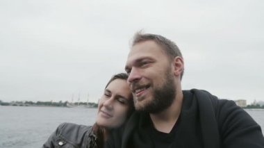 Mutlu bir tur bir teknede sahip çift gülümsüyor. Teknenin köprü altında yavaş mo gider olarak ışık açılıp gider