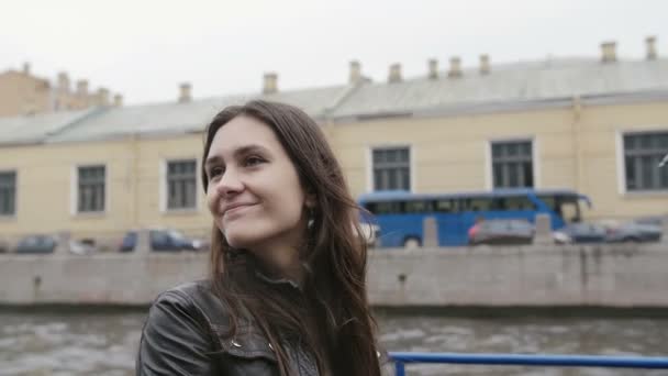 Feliz mujer joven y bonita teniendo un tour en un barco. Explorando San Petersburgo. Morena chica turismo, lento mo — Vídeos de Stock