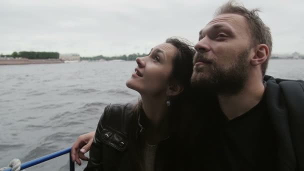 Gelukkige mooie paar bewonderen het uitzicht op de stad. Rivier tour in Sint-Petersburg. Licht gaat uit en weer aan, zijaanzicht, langzame mo — Stockvideo