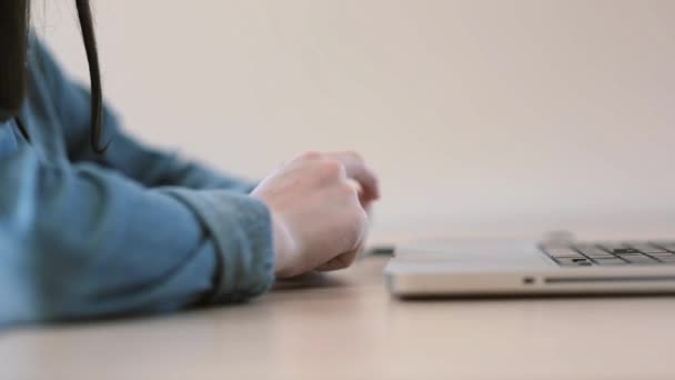 Mãos femininas trabalhando no laptop na sala — Vídeo de Stock