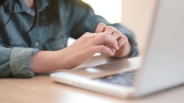 Руки девочки-подростка, работающей на ноутбуке в комнате — стоковое видео