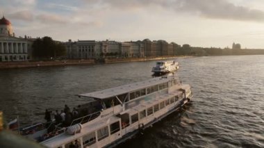 St Petersburg, Rusya - 25 Eylül 2016. Nehir Otobüsler şehir mimarisi yumuşak günbatımı ışık önünde Neva nehrinde