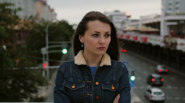 rahatsız kız köprüde ayakta onu tatminsizlik, hayal kırıklığı negatif duygular ve kamera bakar ifade eder. 4k