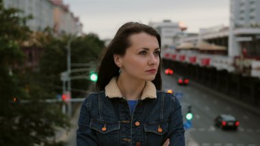 rahatsız kız köprüde ayakta onu tatminsizlik, hayal kırıklığı negatif duygular ve kamera bakar ifade eder. 4k
