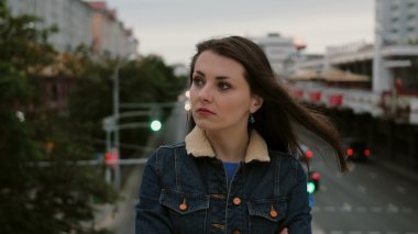rahatsız kız köprüde ayakta onu tatminsizlik, hayal kırıklığı negatif duygular ve kamera bakar ifade eder. 4k