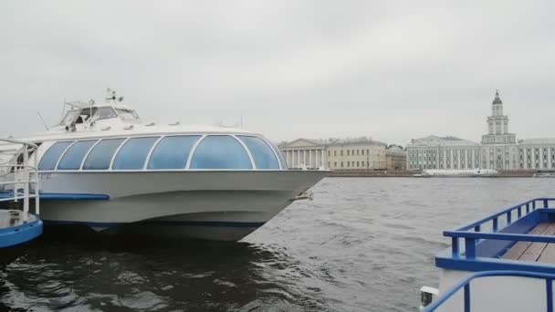 Incredibile vista sul molo del fiume Neva a San Pietroburgo. Un bus fluviale all'ormeggio, meravigliosa architettura sullo sfondo — Video Stock