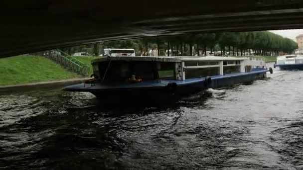 ST PETERSBURG, RUSIA - 25 de septiembre de 2016. Autobús fluvial pasando por debajo del puente. Personas y autobuses en el puente. lento mo — Vídeo de stock