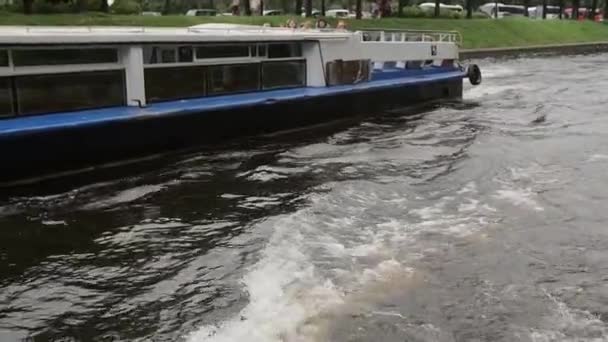 St Petersburg, Rosja - 25 września 2016. Rzeka autobus. Zwiedzanie na wycieczkę po rzece ludzi. Droga na brzegu rzeki. slow mo — Wideo stockowe