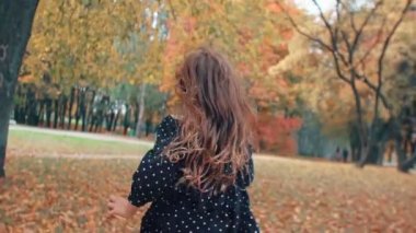 mutlu sevimli küçük kız parkta yavaş mo inanılmaz sonbahar sokak ile annesi ve kardeşi çalışır