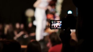 Kamera tutarak ve bir dans filme bir kız closeup görünümü. Arka planda bulanık dansçı