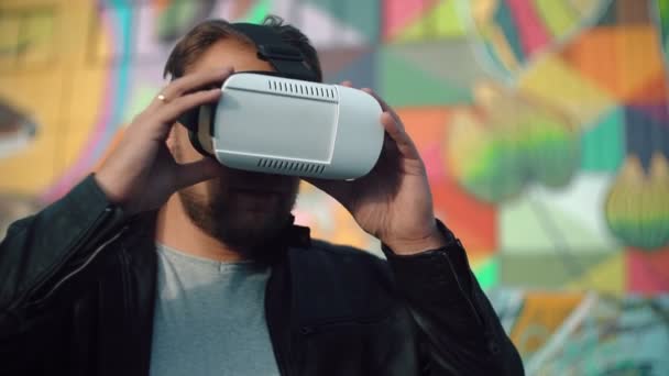Бородатый привлекательный мужчина очки виртуальной реальности на ярком фоне 4k — стоковое видео