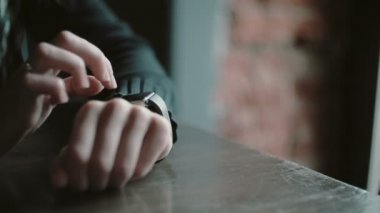 Eller yukarı. Çatı kafe 4 k onun smartwatch dokunmatik ekran cihaz kullanan kadın