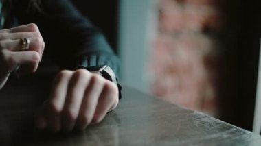 Eller yukarı. Çatı kafe 4 k onun smartwatch dokunmatik ekran cihaz kullanan kadın