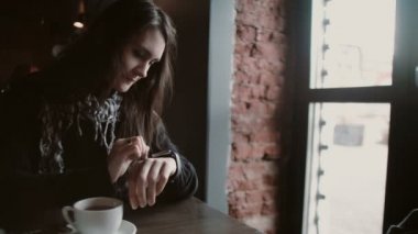 Çatı kafe 4 k onun smartwatch dokunmatik ekran cihaz kullanan kadın