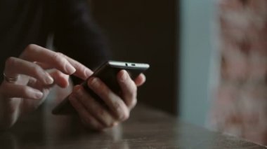 Eller yukarı. Onun smartphon dokunmatik ekran cihaz çatı kafe 4 k kullanan kadın