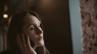 Kadın telefonda çatı kafe portre portre söz. 4k