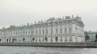 Kışlık Sarayın bir nehir iskele, St Petersburg, Rusya üzerinde bir görüntü. Güzel bir nehir kıyısında inşa