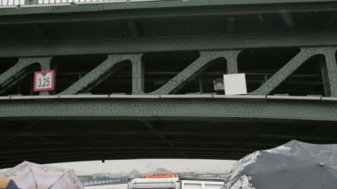 Bir köprünün altında Nehri otobüsle gidiyor. Bir kenti açıyor. Yavaş mo