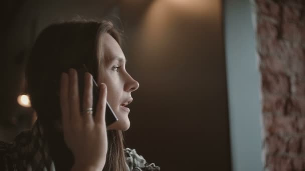 Mujer hablando por teléfono en la cafetería del loft Retrato de primer plano. 4k — Vídeos de Stock