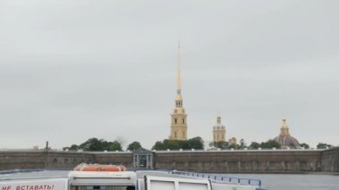 St Petersburg şehir manzaraları. Bir Peter ve Paul Fortress görünümünden bir iskele yavaş mo sola dönerek bir nehir otobüs