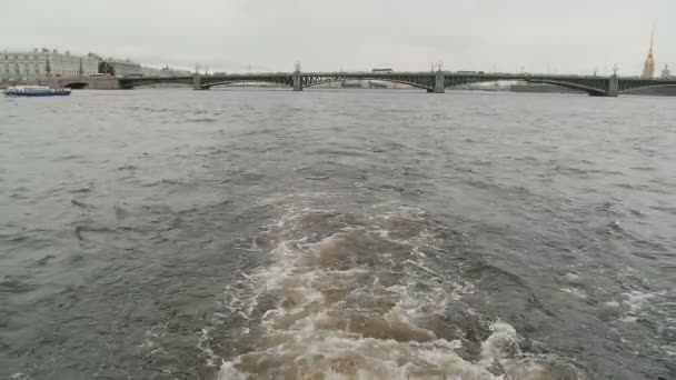 Stad landschap van de Trinity Bridge in Sint-Petersburg. Water spatten van onder een motor. Uitstekende het platform — Stockvideo
