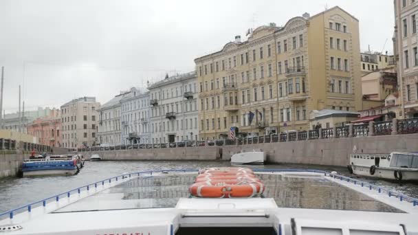 Wspaniały widok na miasto architektury z autobusu rzeki, skrętu w lewo. Budynki na nabrzeże rzeki. St Petersburg, zwolnionym PN — Wideo stockowe