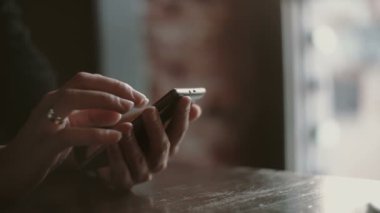 Eller yukarı. Onun smartphon dokunmatik ekran cihaz çatı kafe 4 k kullanan kadın