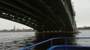 Taşınmamıza Trinity Bridge, St Petersburg, Rusya Federasyonu altında. Şehir manzarası, Peter ve Paul Fortress, yavaş mo