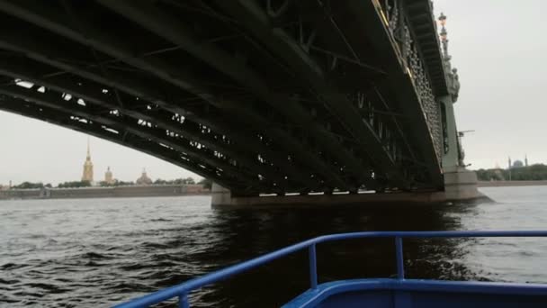 Scendendo da sotto il Trinity Bridge, San Pietroburgo, Russia. Paesaggio urbano, la Fortezza di Pietro e Paolo, slow mo — Video Stock