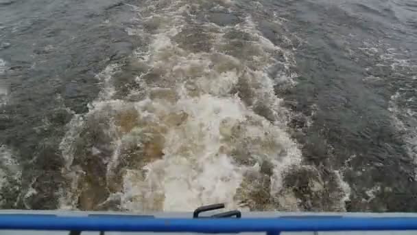 A água espirra por baixo de um motor. Pulverizadores de água em um lago, rio, mar, oceano . — Vídeo de Stock