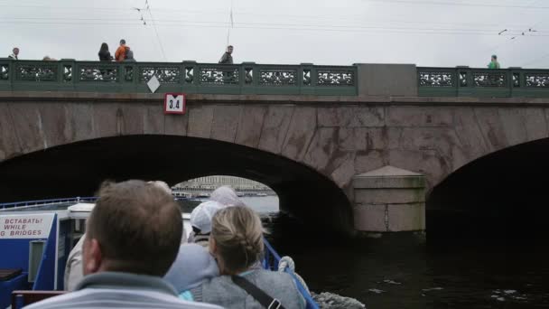 ST PETERSBURG, RUSIA - 25 de septiembre de 2016. Autobús fluvial con gente pasando por debajo del puente. Lento mo — Vídeo de stock