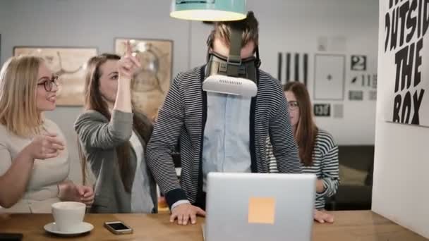 Hombre guapo se quita las gafas de realidad virtual después de usar nuevas experiencias de compartir aplicaciones con el equipo en la oficina de inicio . — Vídeo de stock