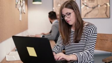 Çekici kız bir modern başlangıç ofis içinde laptop ile çalışma