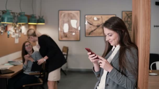 Όμορφη μελαχρινή γυναίκα χρησιμοποιεί μια οθόνη αφής δισκίο με την ομάδα σύγχρονου εκκίνησης του office στον εργασιακό χώρο — Αρχείο Βίντεο