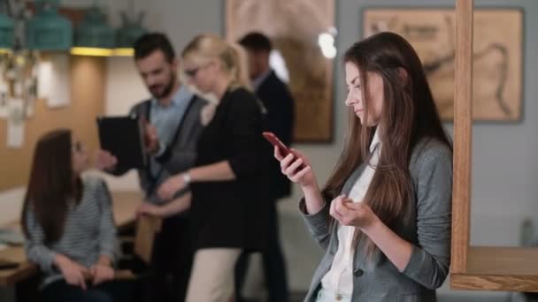 Belle femme brune utilise une tablette tactile dans l'équipe de bureau de démarrage moderne sur le lieu de travail — Video