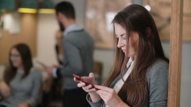 Portre genç çekici esmer işkadını modern başlangıç ofis takım işyerinde bir dokunmatik tablet kullanır — Stok video