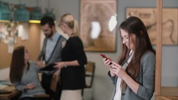 Hermosa mujer morena utiliza una tableta de pantalla táctil en el equipo moderno de la oficina de inicio en el lugar de trabajo — Vídeo de stock