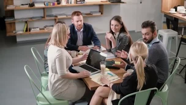 Business team at the table. meeting diverse people participating in creative sustainable ideas in modern startup office. — Stock Video