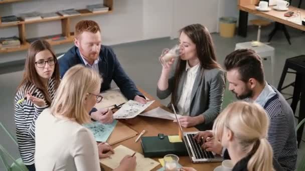 Üzleti csapat az asztalnál. találkozó változatos emberek részt vevő kreatív fenntartható ötletek modern indítási hivatalban. — Stock videók