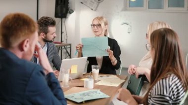 kadın lideri kötü haber şirketlerinin gelişme bildirdi, herkes üzgün. bir modern başlangıç ofiste iş takım.
