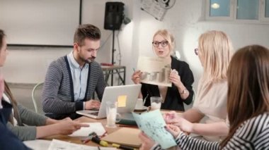 kadın lideri bildirdi iyi haber, herkes mutludur, çak her diğer iş takım modern başlangıç ofiste.