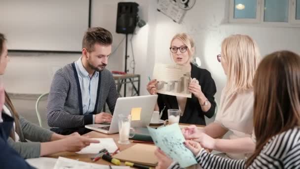 Leader femminile ha riferito buone notizie, tutti sono felici, a dare il cinque l'un l'altro business team in un moderno ufficio startup . — Video Stock